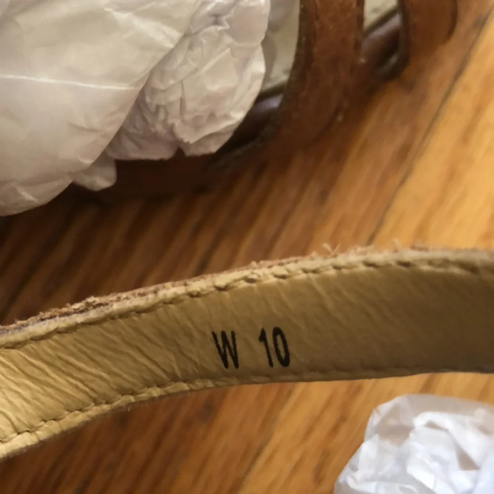 UGG Australia Leather Platform - Picture 7 of 9